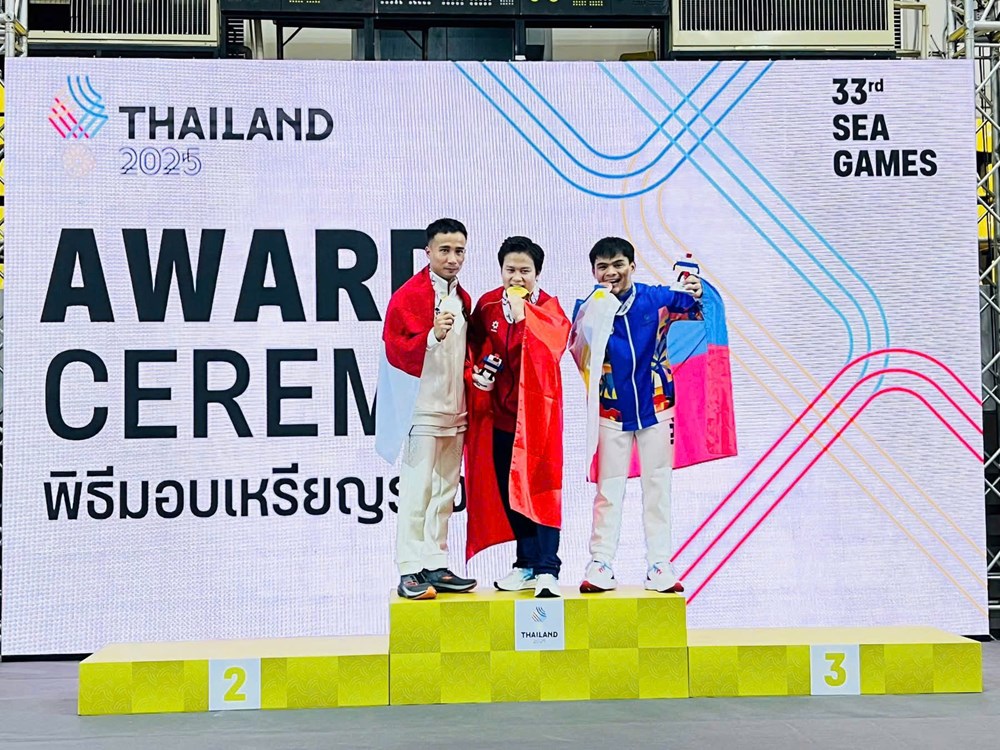 Những giọt nước mắt trên bục vinh quang - ảnh 1