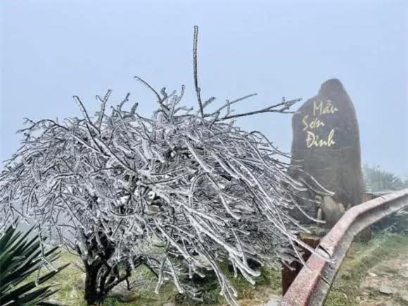 Thời tiết đỉnh Mẫu Sơn rét ẩm, khả năng xuất hiện băng giá Fansipan trong những ngày tới - ảnh 1