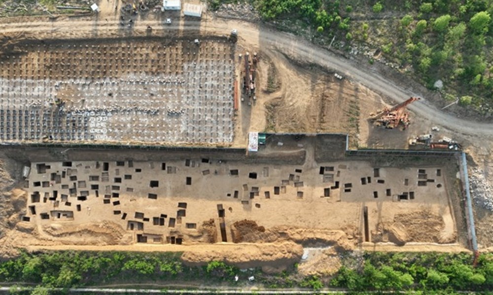 Trung Quốc: Hơn 100 ngôi mộ cổ trải dài 2000 năm được khai quật tại Hà Nam - ảnh 1