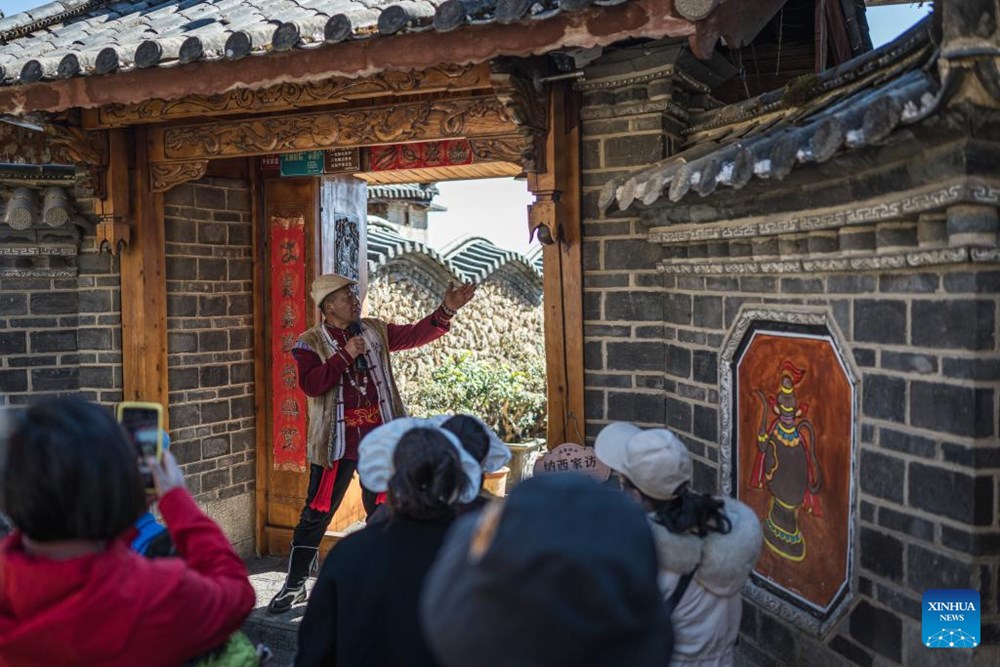 Khám phá ngôi làng đá dưới chân núi tuyết hút khách bậc nhất Vân Nam - ảnh 4