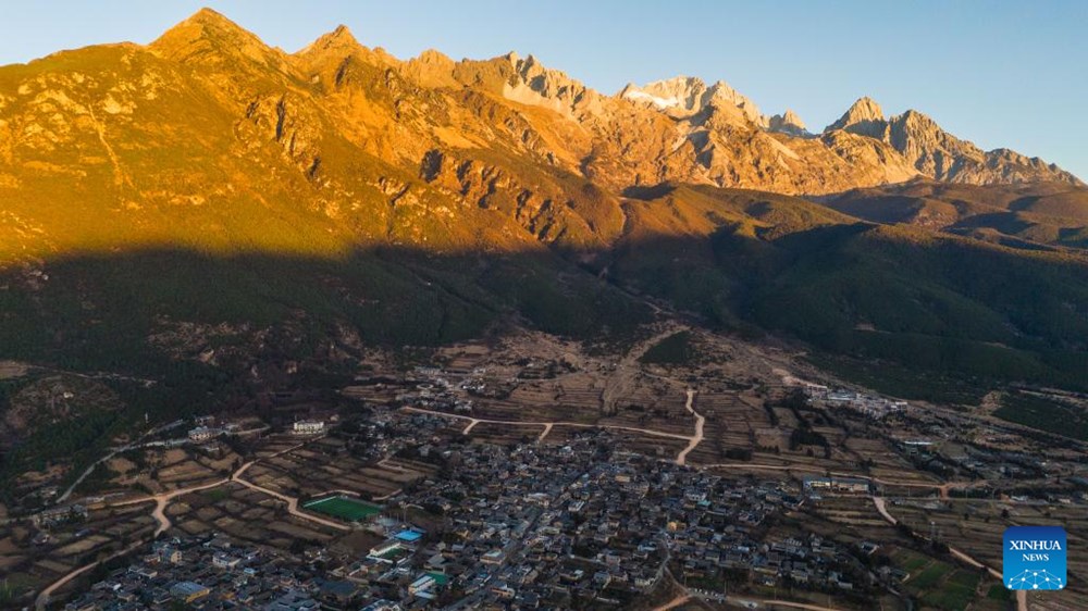 Khám phá ngôi làng đá dưới chân núi tuyết hút khách bậc nhất Vân Nam - ảnh 1