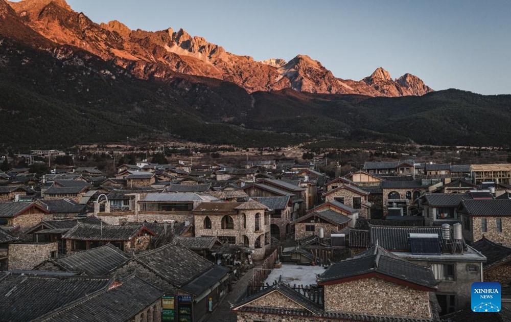 Khám phá ngôi làng đá dưới chân núi tuyết hút khách bậc nhất Vân Nam - ảnh 2