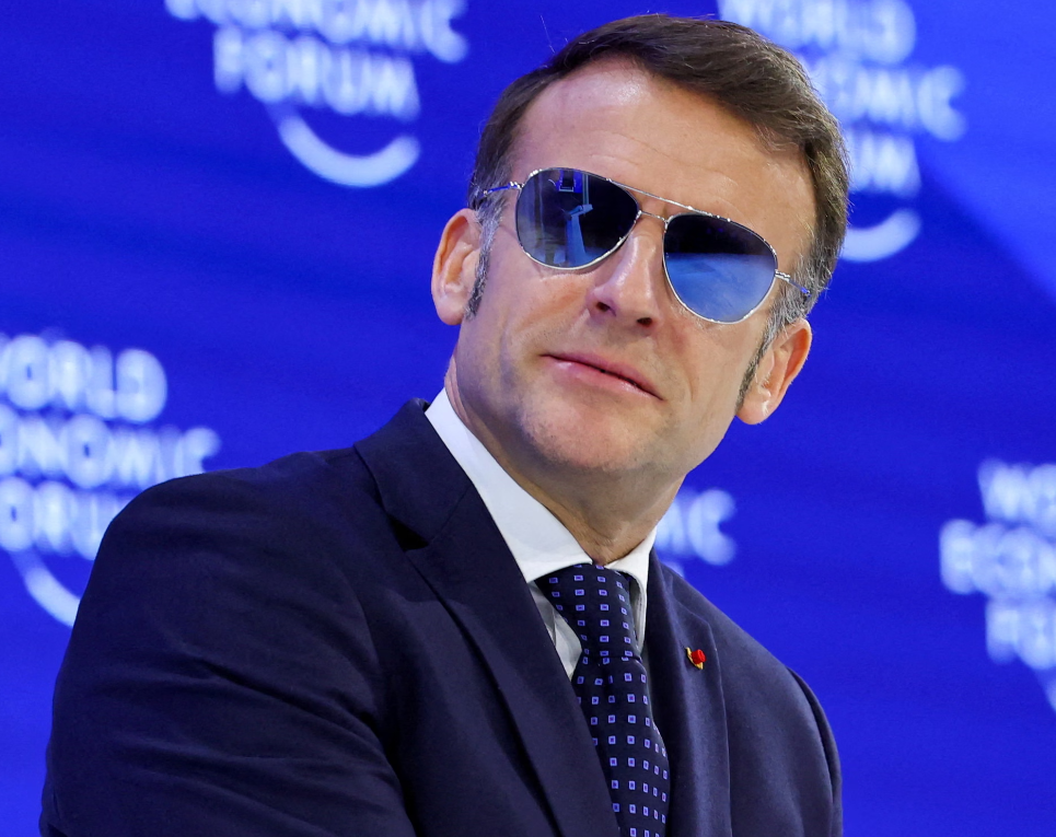 Tổng thống Macron đeo kính râm, thương hiệu Pháp “cháy hàng” - ảnh 1