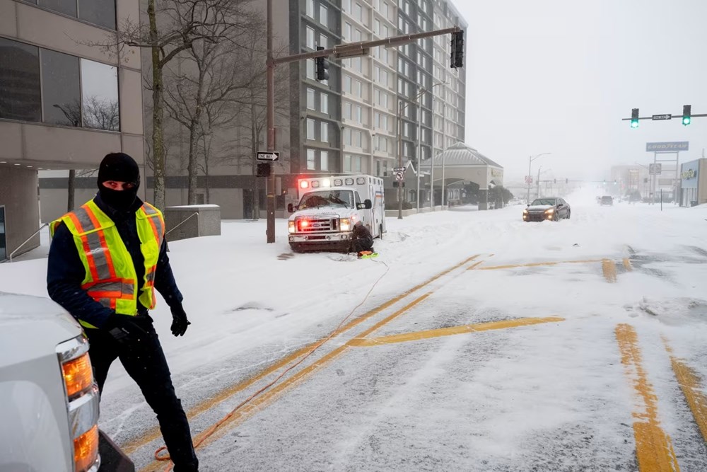 Mỹ: Tổng thống Trump ban bố tình trạng khẩn cấp vì bão tuyết lịch sử - ảnh 1