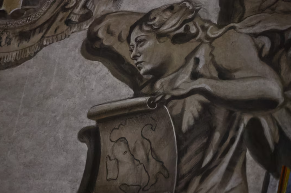 Italia điều tra vụ bức tranh thiên thần trong nhà thờ được phục chế giống Thủ tướng Meloni - ảnh 1