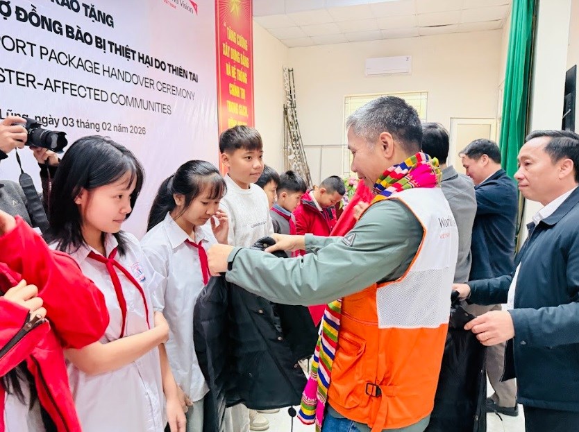  Tặng hàng hóa đồng bào bị ảnh hưởng sau thiên tai - ảnh 1