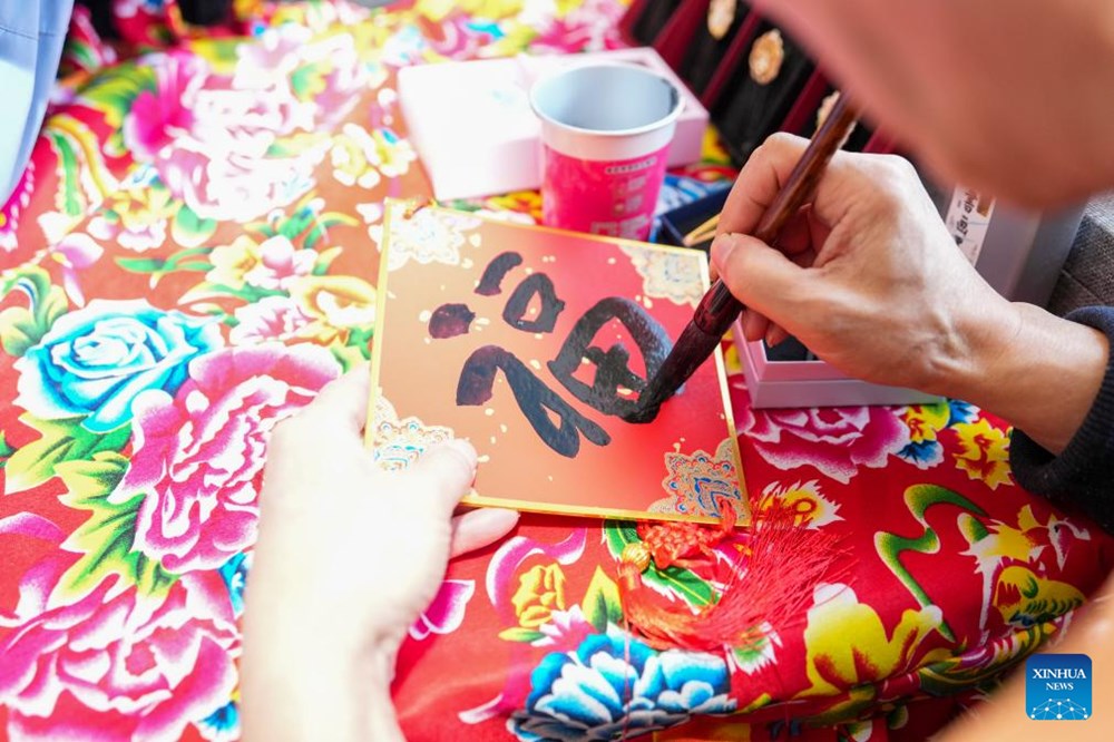 “Hội chợ trên tàu” sưởi ấm hành trình Tết ở Đông Bắc Trung Quốc - ảnh 4