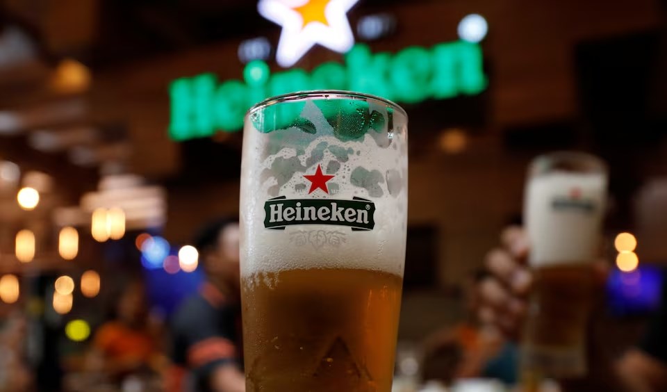 Heineken dự kiến cắt giảm tới 6.000 việc làm do nhu cầu bia giảm sút - ảnh 1