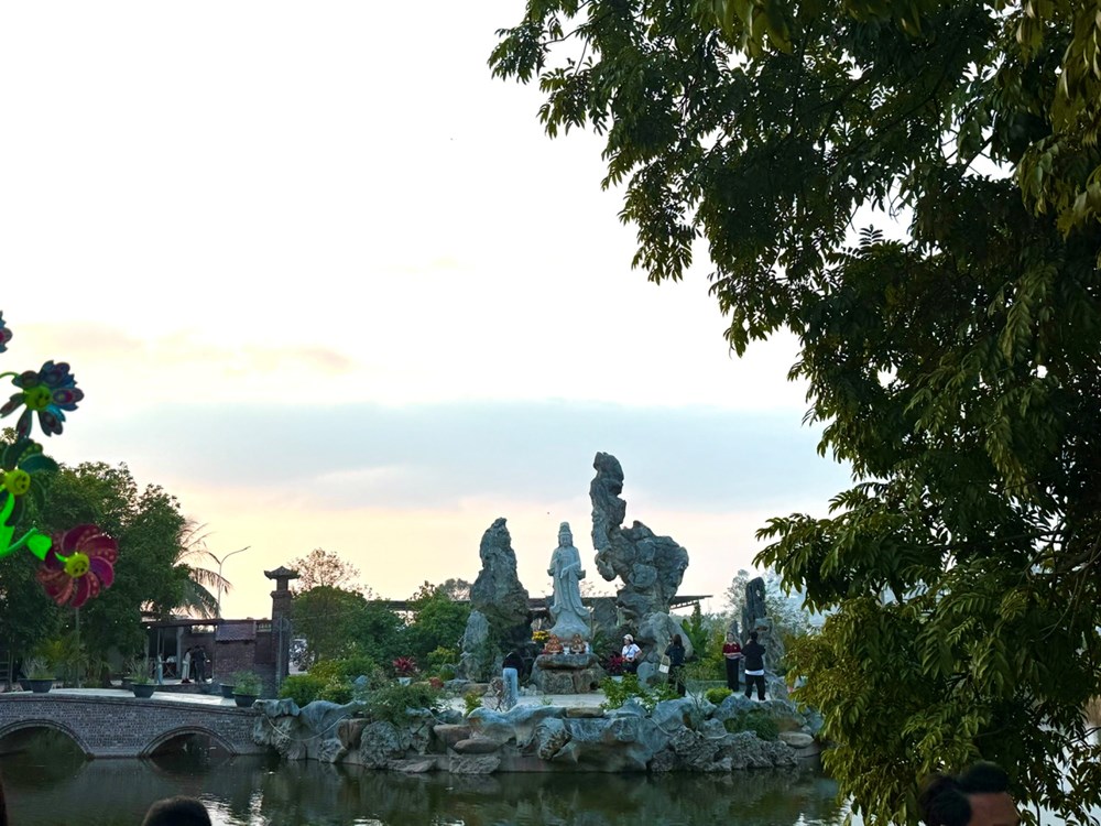 Nô nức dòng người về chùa Đậu du xuân đầu năm - ảnh 3