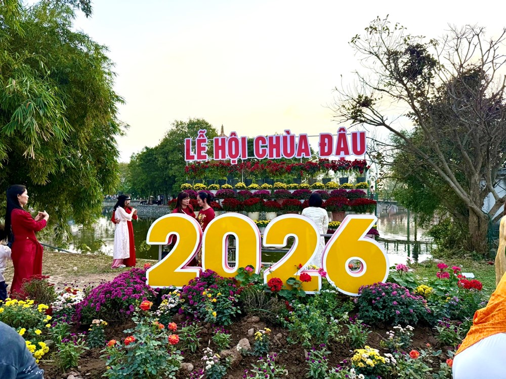 Nô nức dòng người về chùa Đậu du xuân đầu năm - ảnh 1