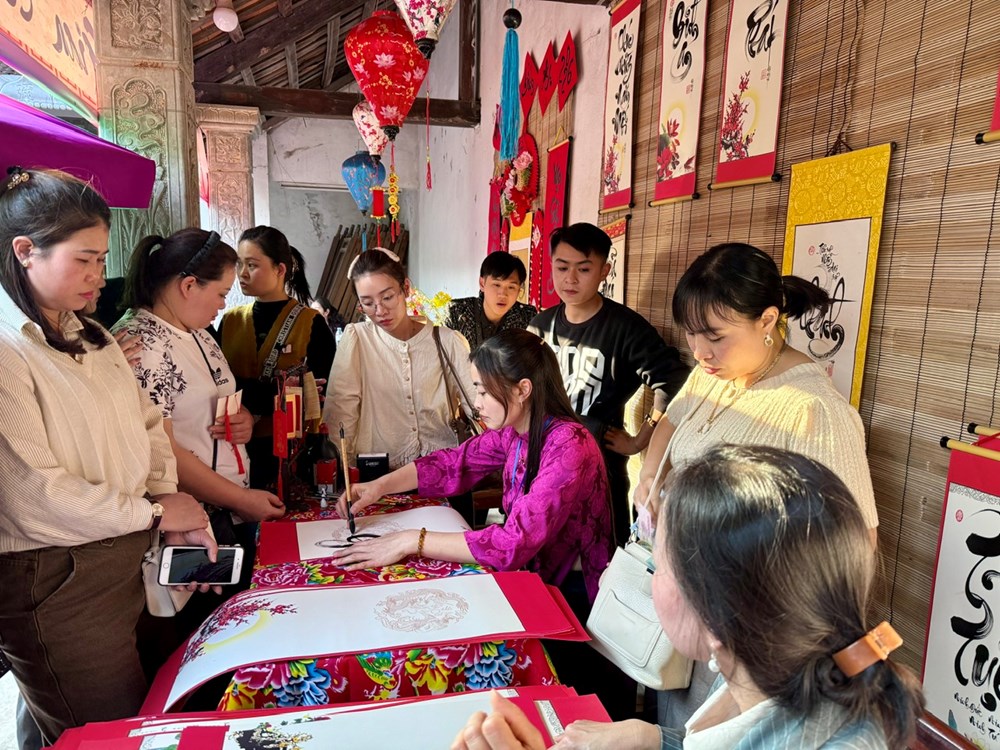 Nô nức dòng người về chùa Đậu du xuân đầu năm - ảnh 16