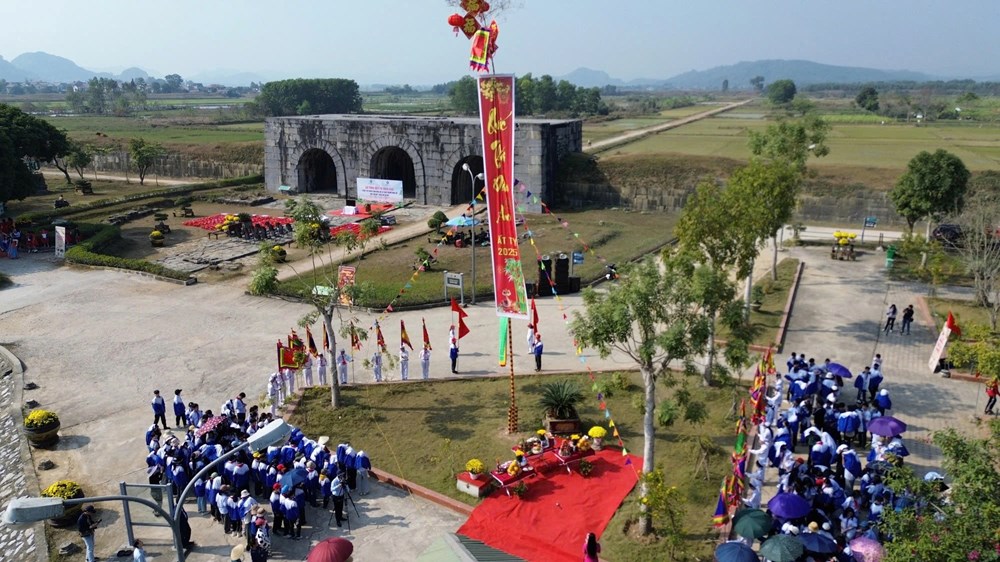 Sắc Xuân trên thành cổ Tây Đô - ảnh 1