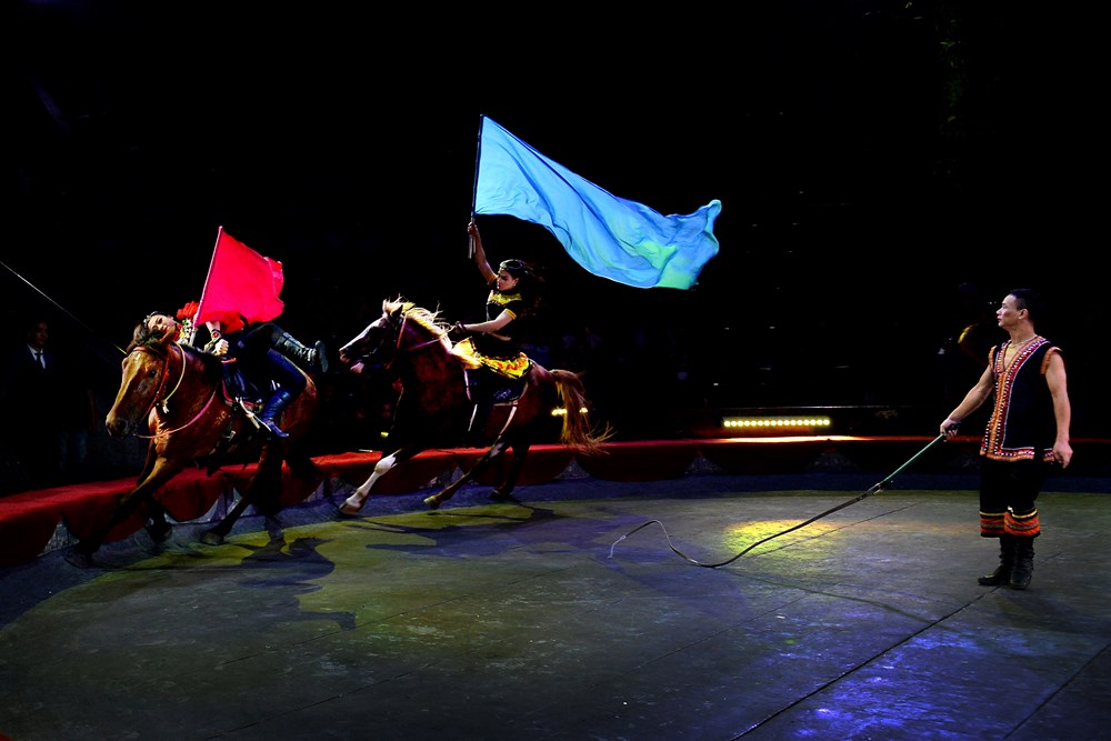 Bản lĩnh thép dưới ánh đèn sân khấu - ảnh 1