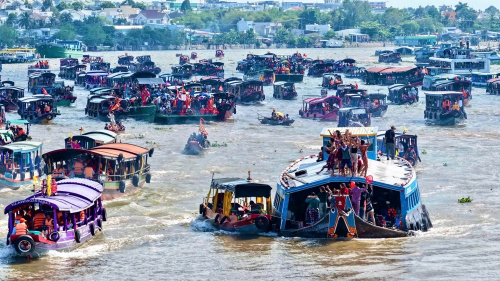  Sôi động lễ hội Tống phong trên sông nước Cần Thơ - ảnh 1