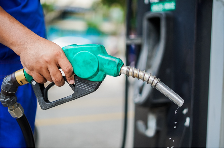 Giá dầu thế giới nóng lên, xăng dầu trong nước tăng mạnh - ảnh 1