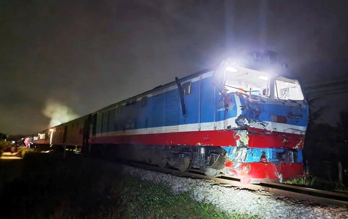 Khởi tố vụ án xe đầu kéo bị tàu SE8 tông “đứt đôi” ở Quảng Ngãi - ảnh 1