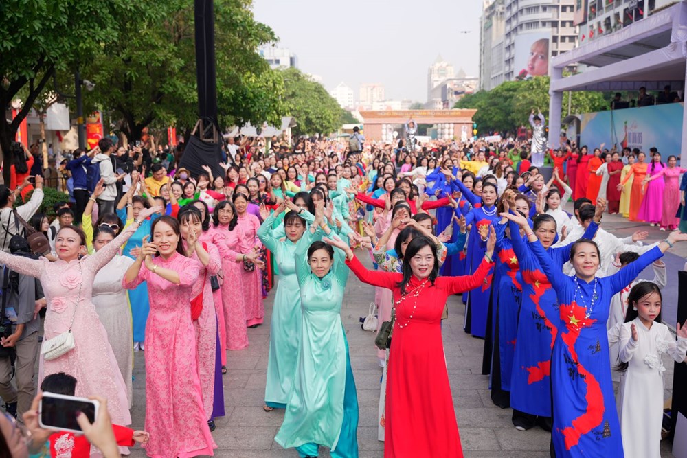 Đồng diễn dân vũ áo dài trên phố trong ngày 8.3 - ảnh 1