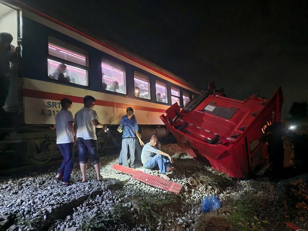 Khởi tố vụ án xe đầu kéo bị tàu SE8 tông “đứt đôi” ở Quảng Ngãi - ảnh 2