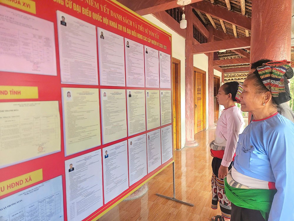  Theo chân cán bộ lên bản vận động cử tri - ảnh 1