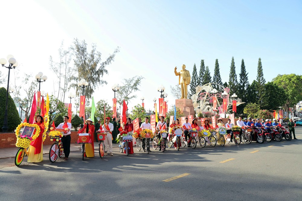  Khắp nơi rực rỡ cờ hoa hướng về ngày hội non sông - ảnh 2