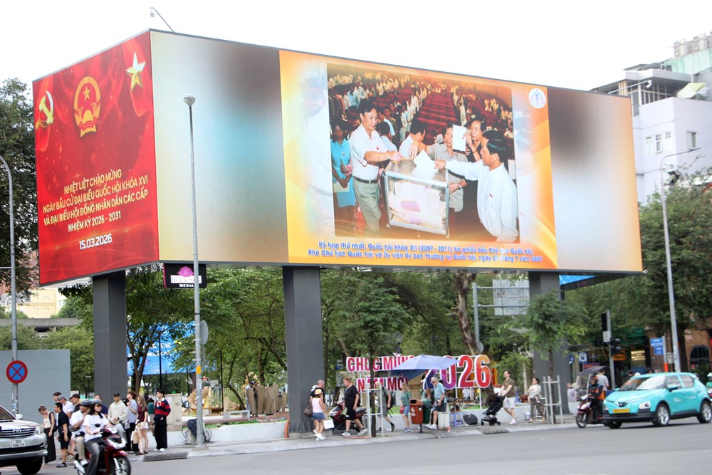  Khắp nơi rực rỡ cờ hoa hướng về ngày hội non sông - ảnh 1