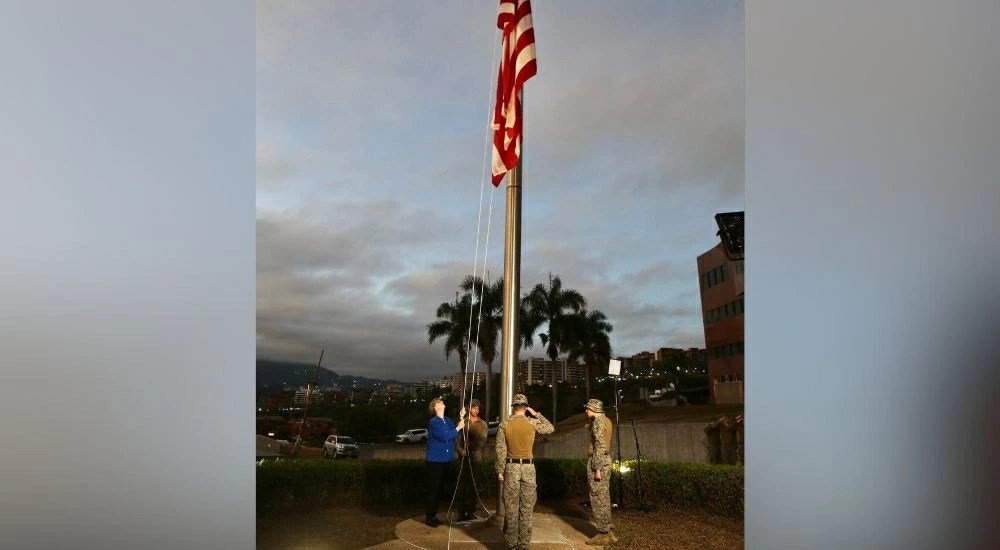 Cờ Mỹ được kéo lên tại Đại sứ quán ở Venezuela sau 7 năm - ảnh 1
