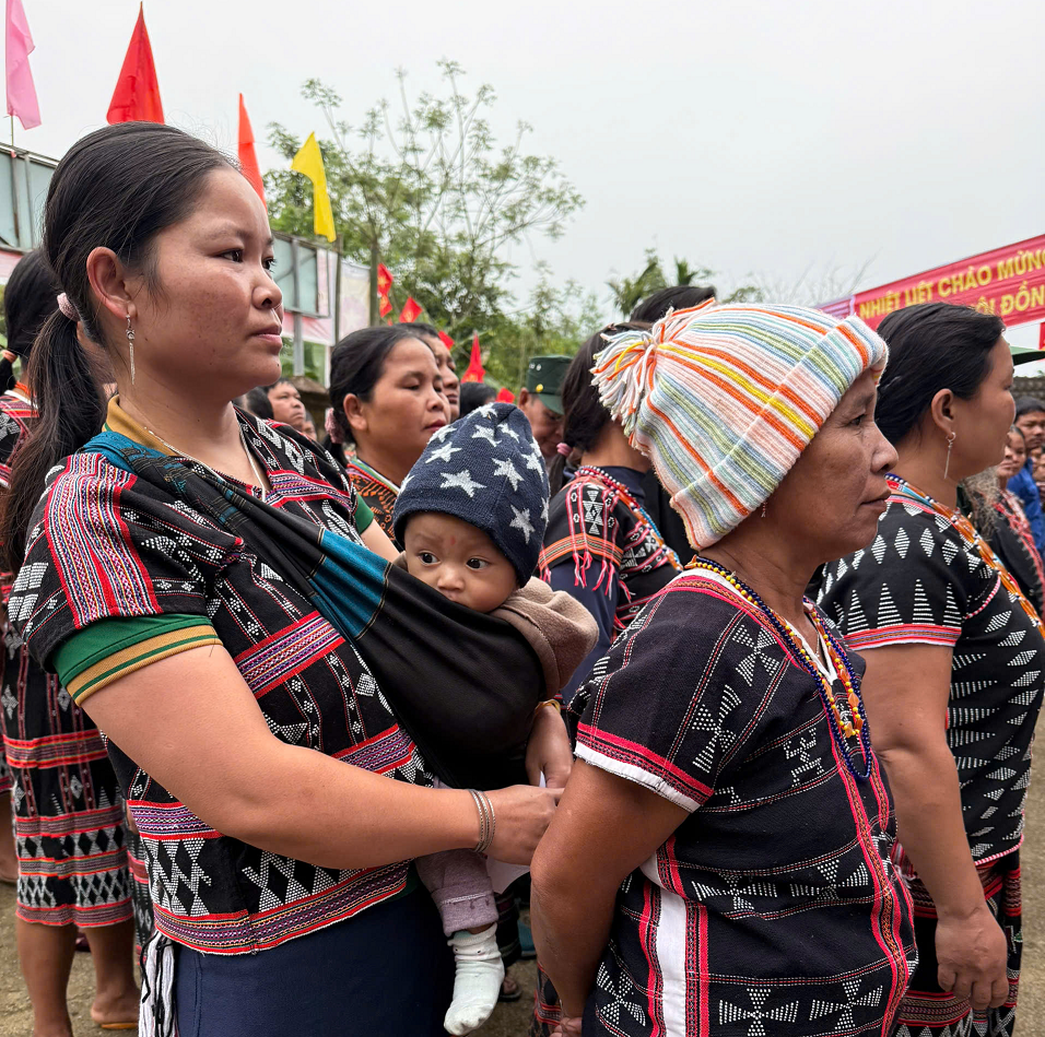  Từ miền núi đến hải đảo, cử tri rộn ràng tham gia ngày hội lớn - ảnh 1
