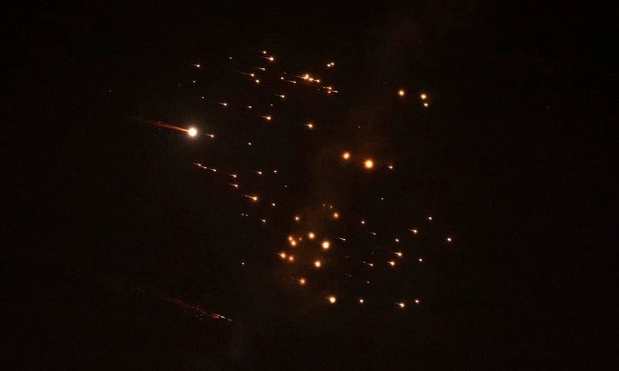 Iran dội tên lửa vào Israel, trả đũa cái chết của Thư ký Hội đồng an ninh - ảnh 1