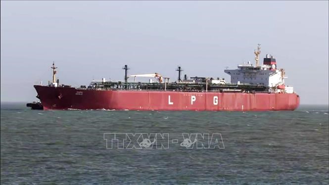 Mỹ tạm nới lỏng trừng phạt dầu Iran vận chuyển trên biển trong 30 ngày - ảnh 1