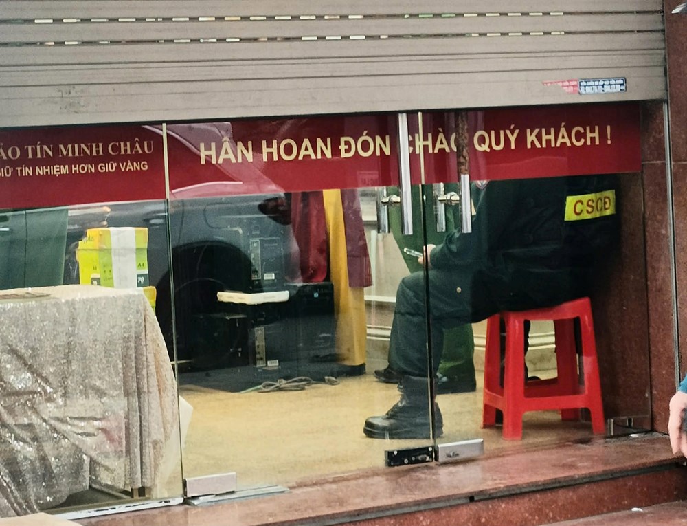 Cảnh sát xuất hiện, Bảo Tín Minh Châu đồng loạt dừng giao dịch - ảnh 1