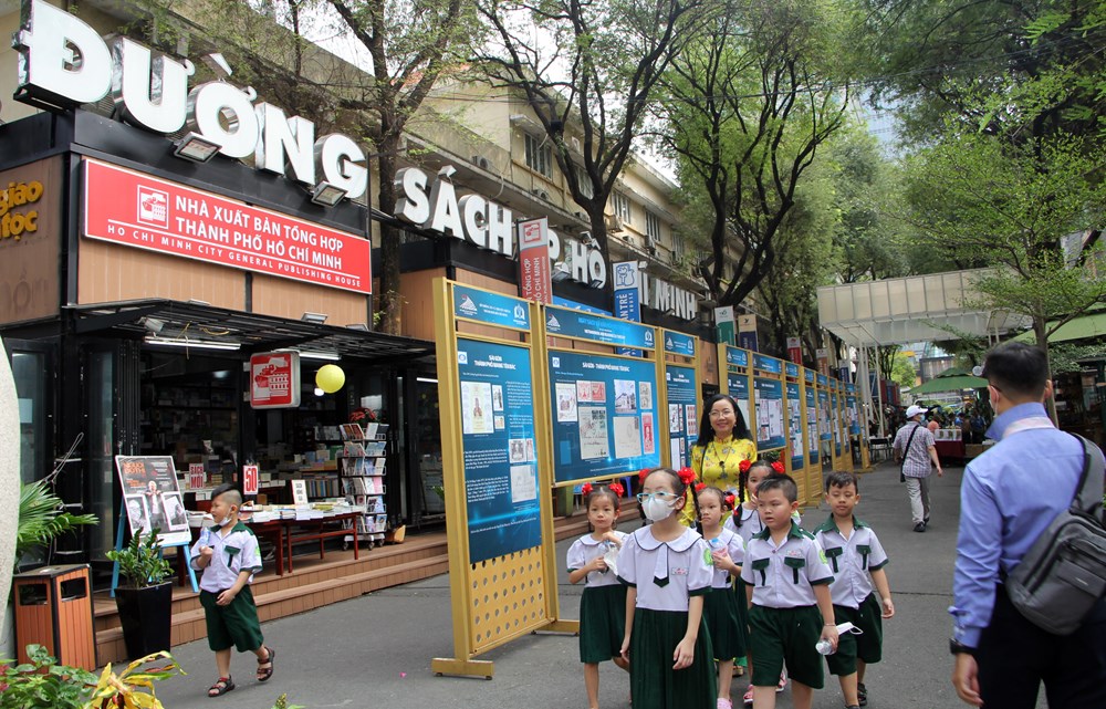 Khách đến tăng cao, mua sách sụt giảm - ảnh 2