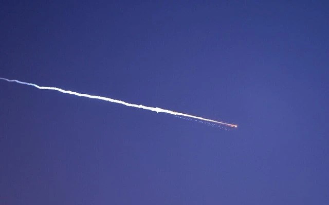 Houthi tham chiến, tuyến hàng hải toàn cầu trước nguy cơ tê liệt - ảnh 1