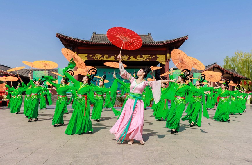 Công viên cổ trang Trung Quốc hút du khách trải nghiệm văn hóa nghìn năm - ảnh 2