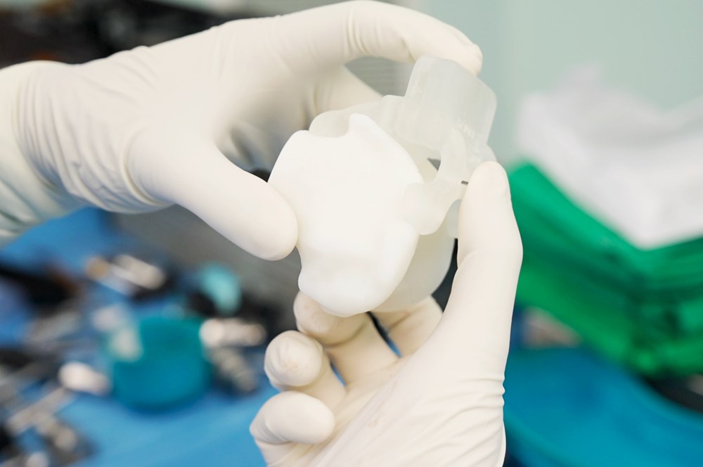 Vinmec phối hợp hai đỉnh cao công nghệ y học, nâng tầm phẫu thuật thay khớp tại Việt Nam - ảnh 1