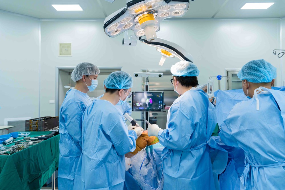 Vinmec phối hợp hai đỉnh cao công nghệ y học, nâng tầm phẫu thuật thay khớp tại Việt Nam - ảnh 2