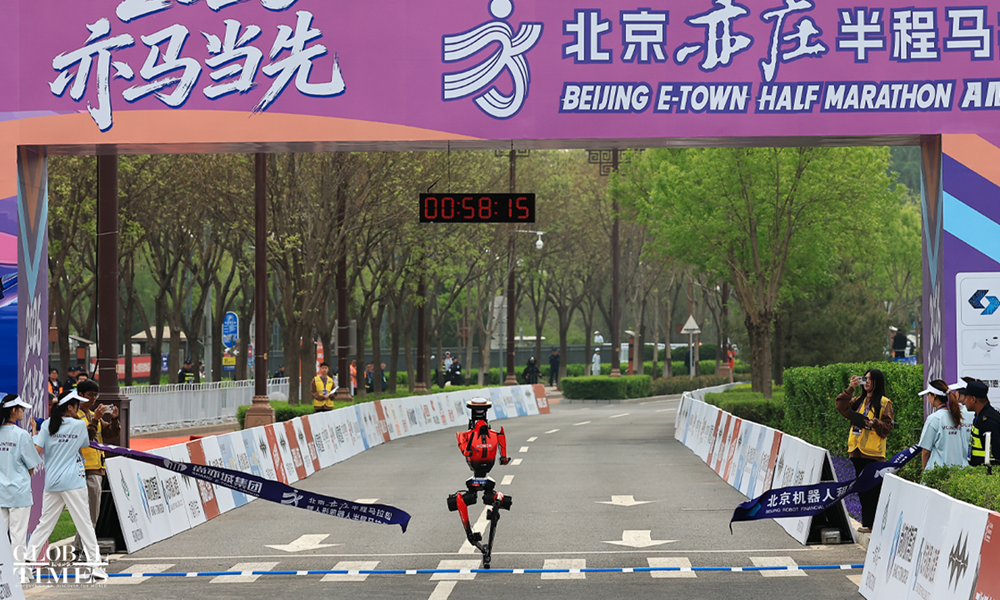 Robot Trung Quốc vượt kỷ lục bán marathon, tham gia phân luồng giao thông - ảnh 1