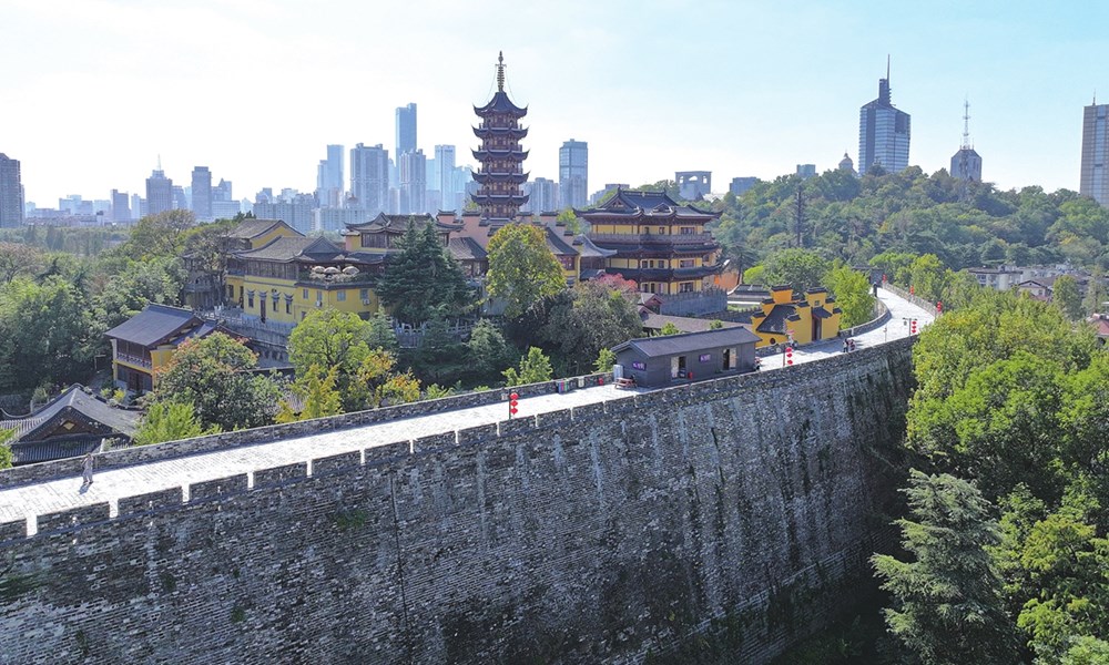 Người dân chung tay gìn giữ di sản tường thành 660 năm tuổi của Nam Kinh - ảnh 1