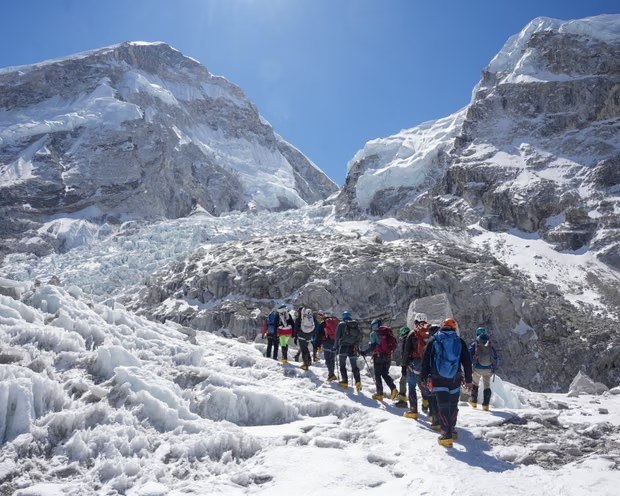 Hàng trăm người mắc kẹt ở Everest do khối băng khổng lồ chắn đường - ảnh 1