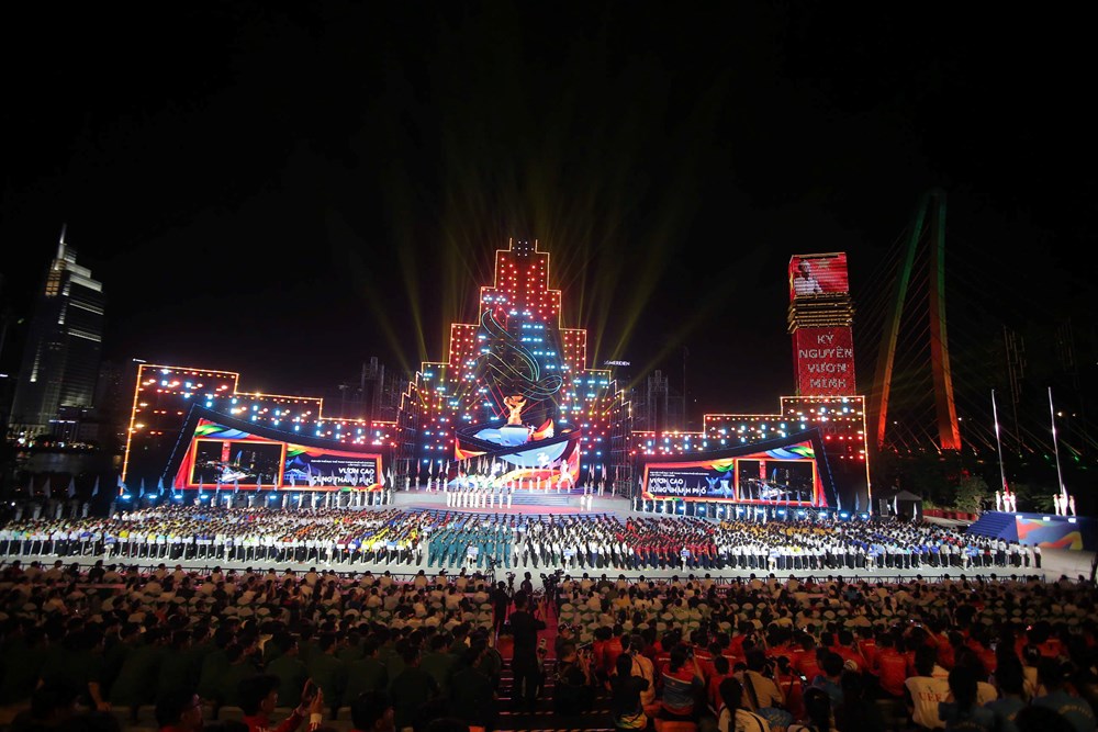  Từ sân khấu bờ sông đến “đường đua”  - ảnh 1