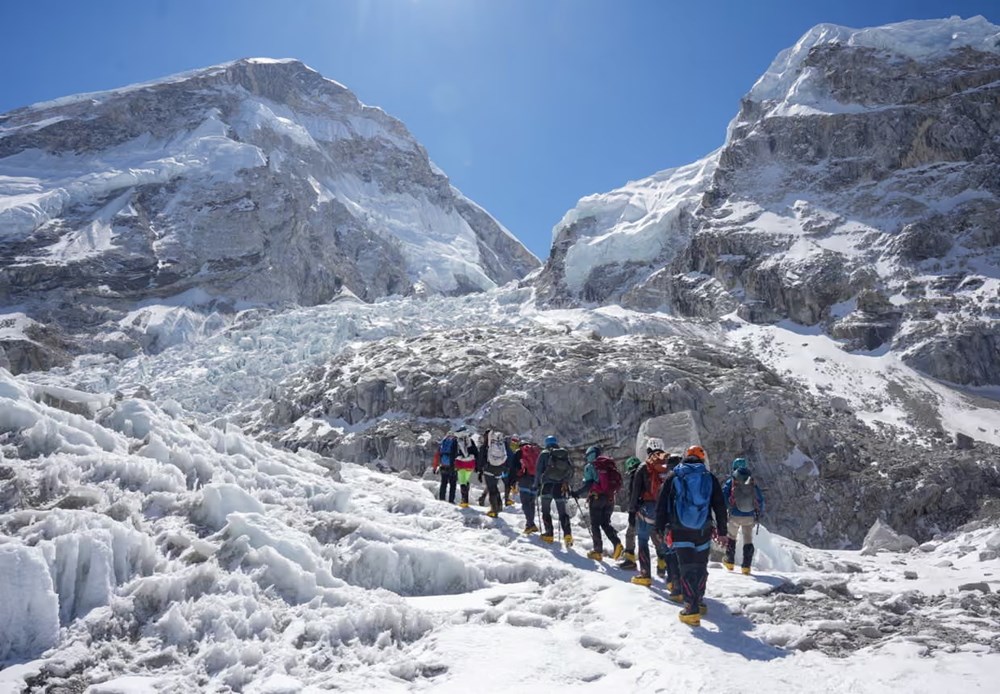 Kỷ lục 274 nhà leo núi chinh phục Everest từ phía Nepal trong một ngày - ảnh 1