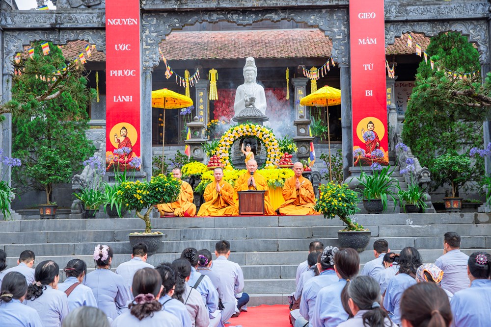 Đông đảo Phật tử hành hương về Fansipan mùa Phật đản - ảnh 1