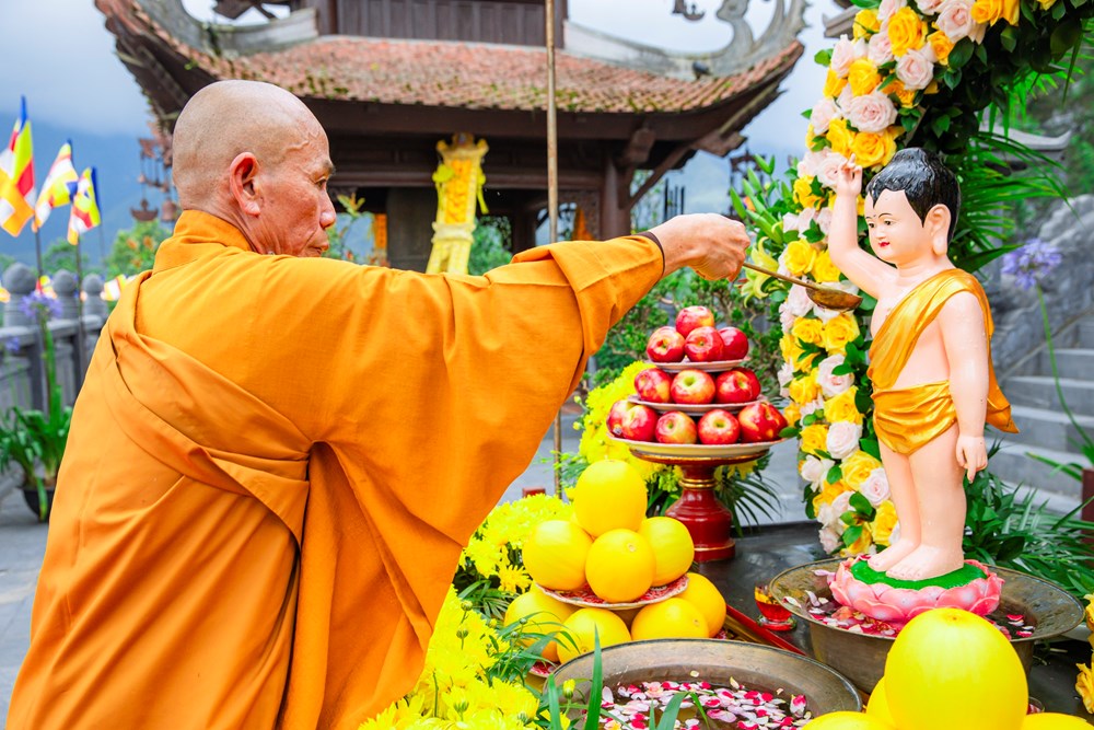 Đông đảo Phật tử hành hương về Fansipan mùa Phật đản - ảnh 4