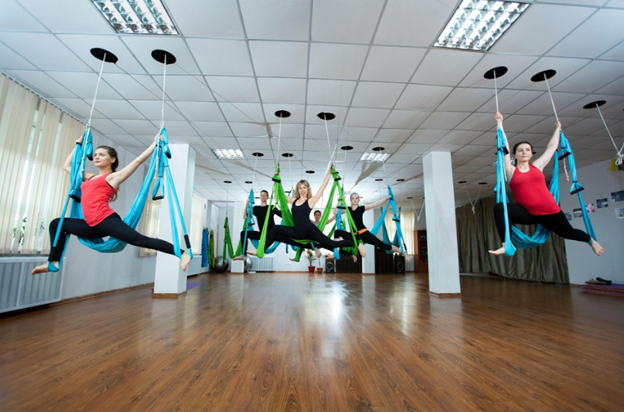 Yoga bay: “Treo mình” để cân bằng cuộc sống - ảnh 1