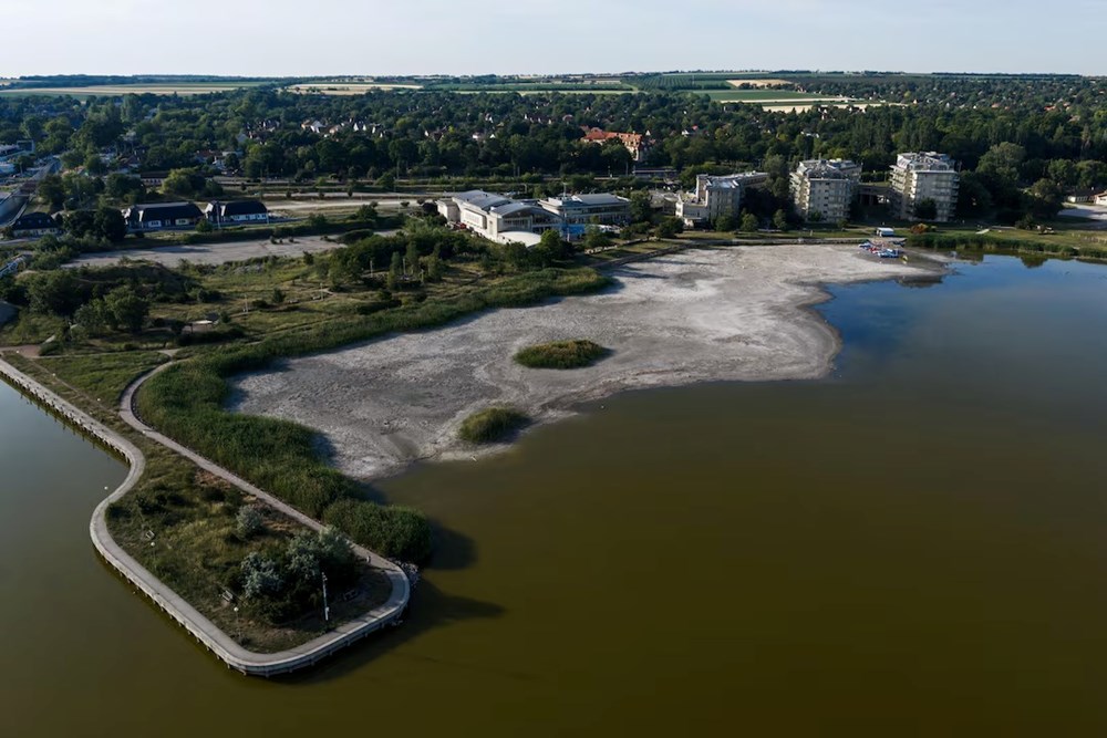 Hồ lớn thứ ba Hungary đang cạn nước với tốc độ đáng lo ngại - ảnh 1