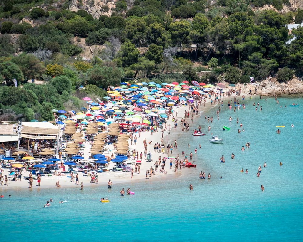 Bãi biển nổi tiếng ở Italia gây tranh cãi vì cấm người 10-65 tuổi dùng dù che nắng - ảnh 1