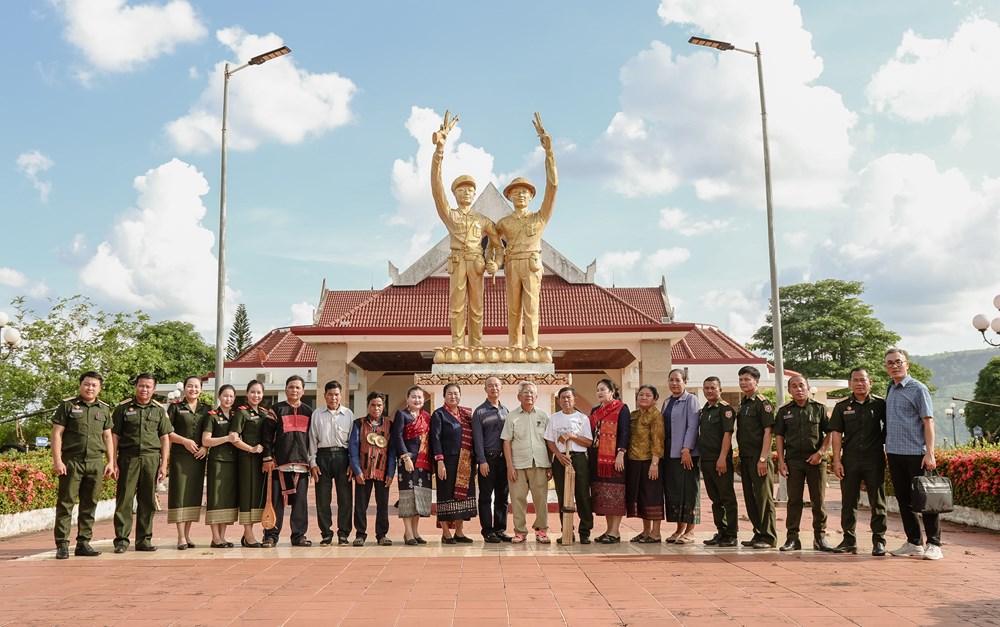 Bài 2 - Dành nửa thế kỷ viết lời tri ân Bác Hồ - ảnh 1