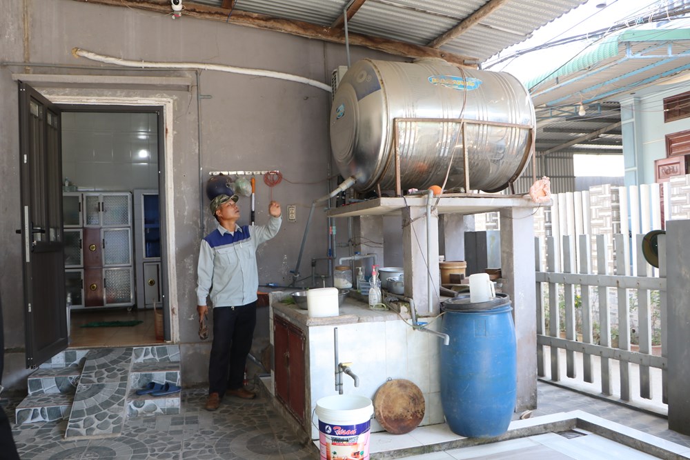 Hàng nghìn hộ dân Bình Sơn trắng đêm chờ giọt nước - ảnh 2