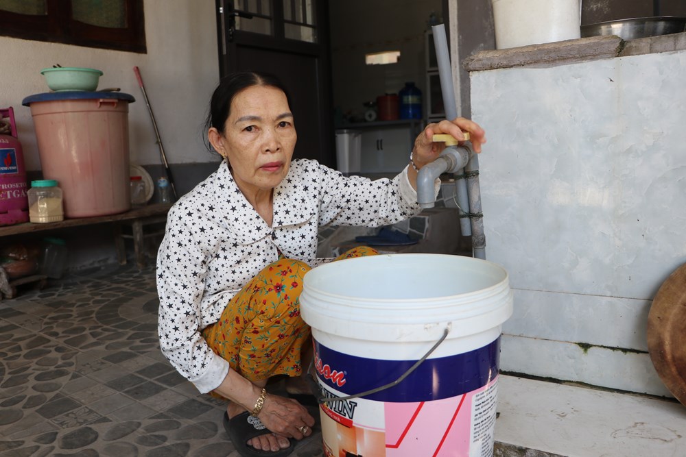 Hàng nghìn hộ dân Bình Sơn trắng đêm chờ giọt nước - ảnh 1