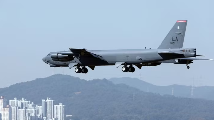 Rơi máy bay ném bom B-52 của Mỹ, không có người sống sót - ảnh 1
