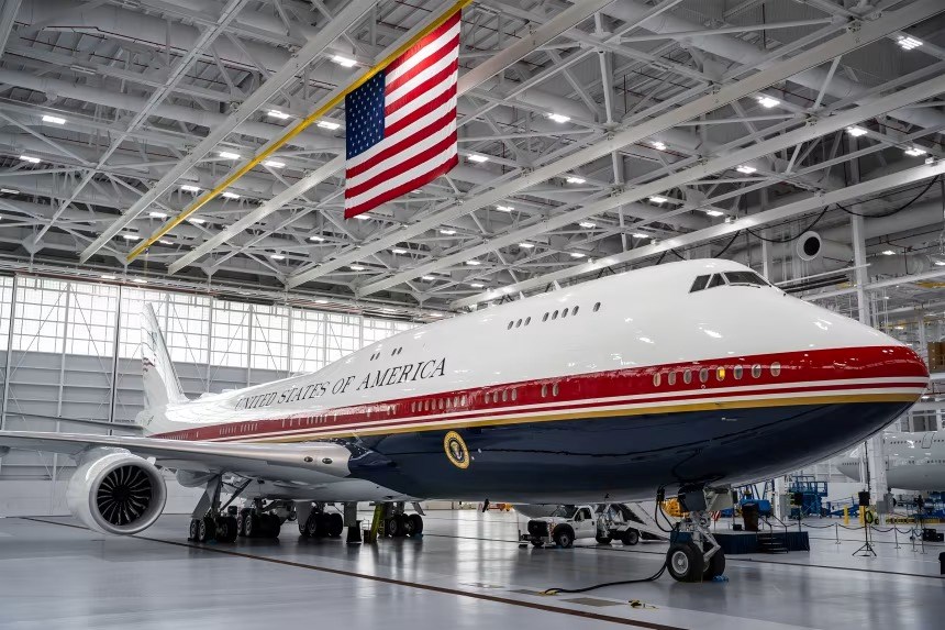 Chiếc Boeing 747 “sang trọng nhất thế giới” của Tổng thống Trump lộ diện - ảnh 1